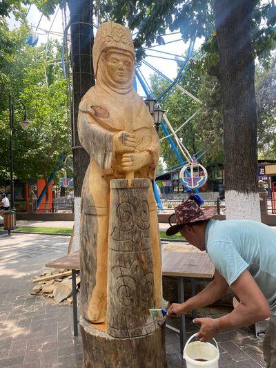 Трёхметровую скульптуру взбивающей кумыс женщины сделали мастера Карагандинской области на международном фестивале