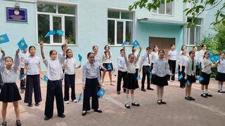 Флешмоб ко Дню госсимволов провели школьники в Астане
