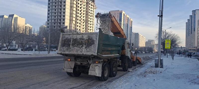 Около двух тысяч единиц спецтехники заняты в уборке снега в Астане