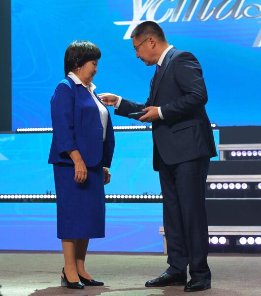 Аким Павлодарской области поздравил учителей с профессиональным праздником