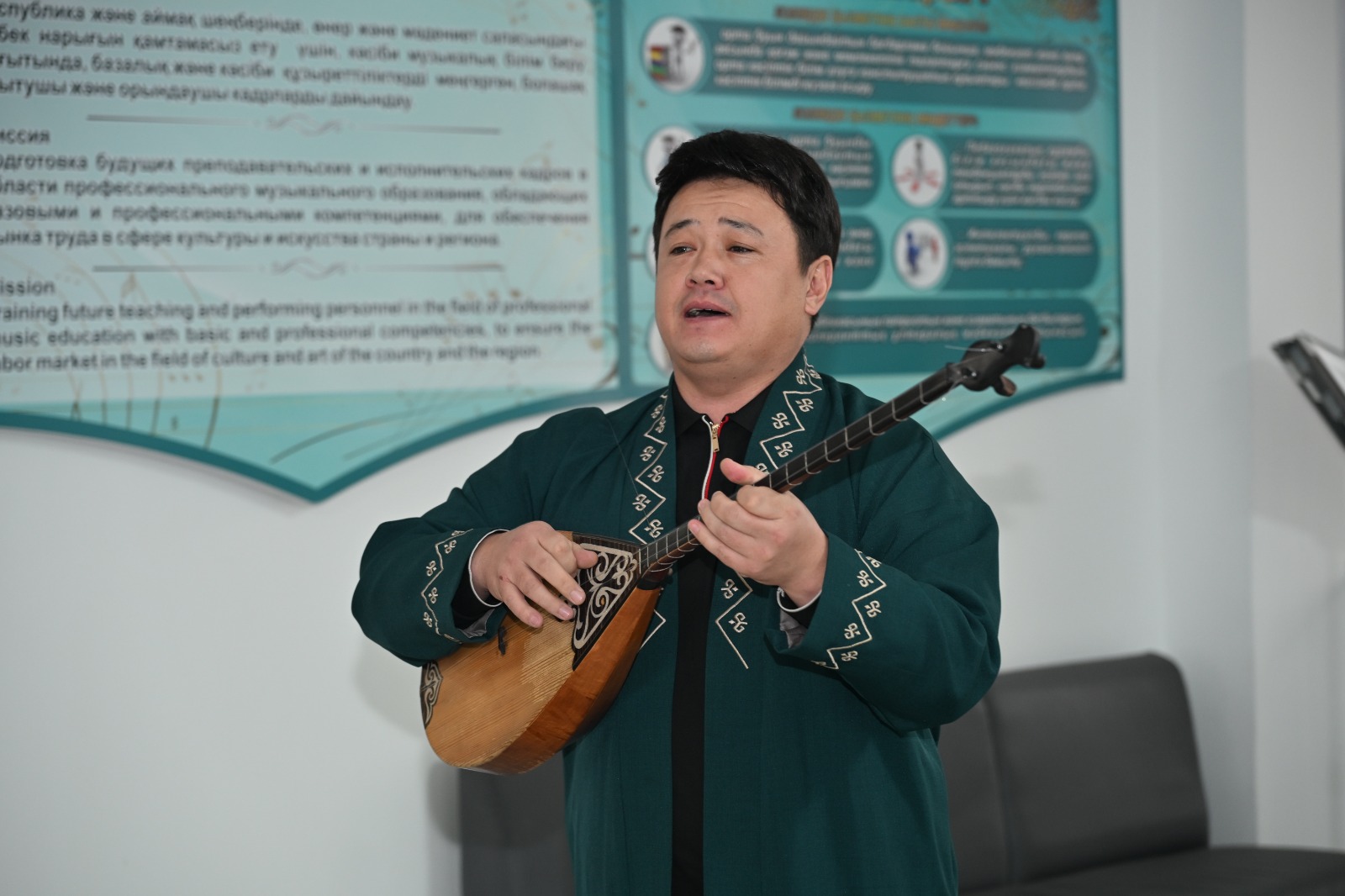 Аким города Ернат Бәзіл встретился с коллективом музыкального колледжа имени К. Байсеитова