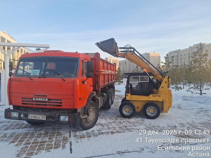 Почти 3 000 дорожных рабочих и свыше 1 400 единиц спецтехники задействованы в снегоуборочных работах в Астане