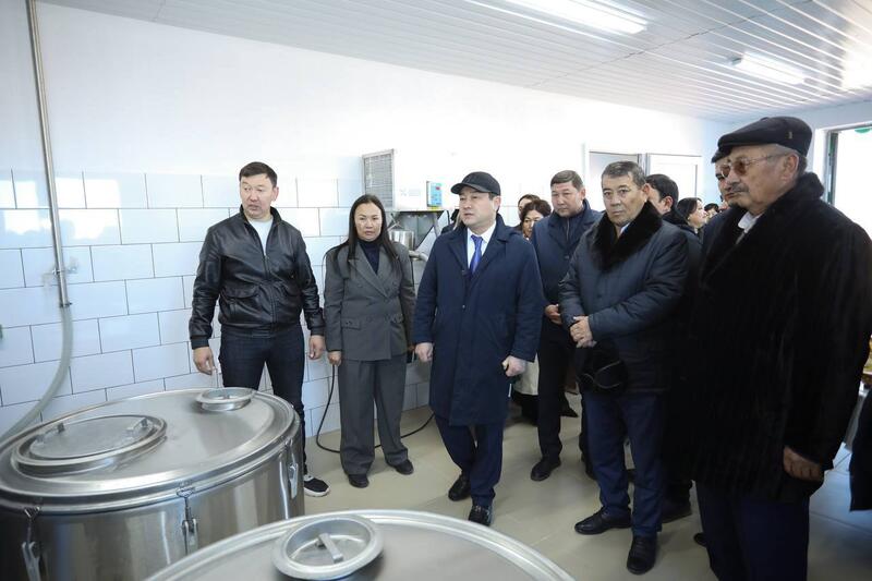 Нурдаулет Килыбай ознакомился с работой первого в Казахстане автоматизированного цеха по доению верблюдов.