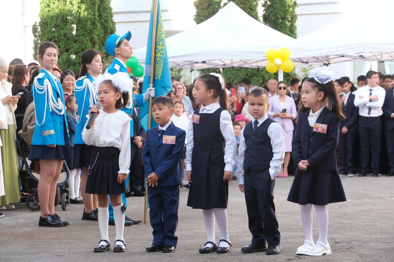 10 новых школ и 100 школьных автобусов: как прошел День знаний в Алматы