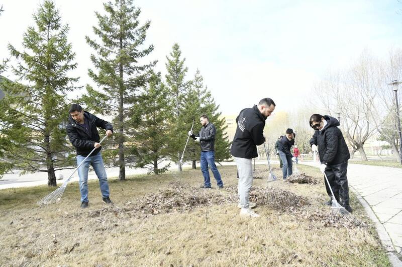 «Таза Қазақстан»: около 200 сотрудников цирка вышли на субботник в Астане