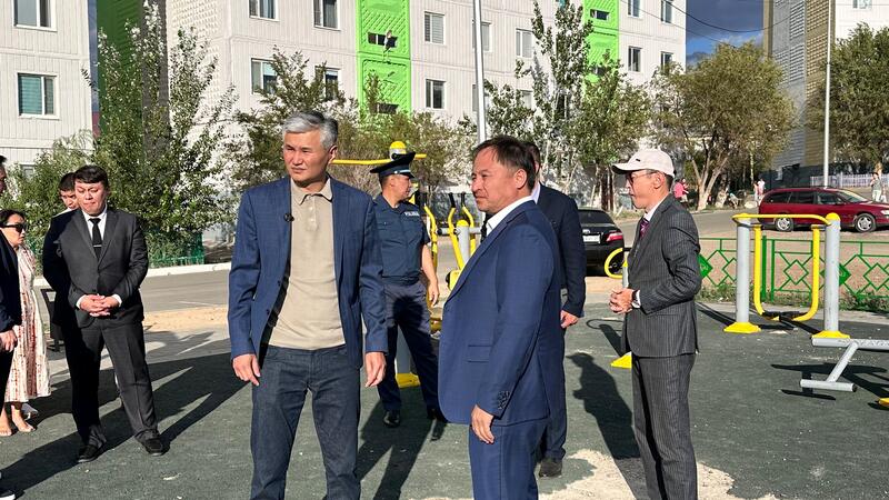 АКИМ ОБЛАСТИ ПРОВЕРИЛ СОСТОЯНИЕ ДЕТСКИХ ИГРОВЫХ ПЛОЩАДОК В ГОРОДЕ ЖЕЗКАЗГАН