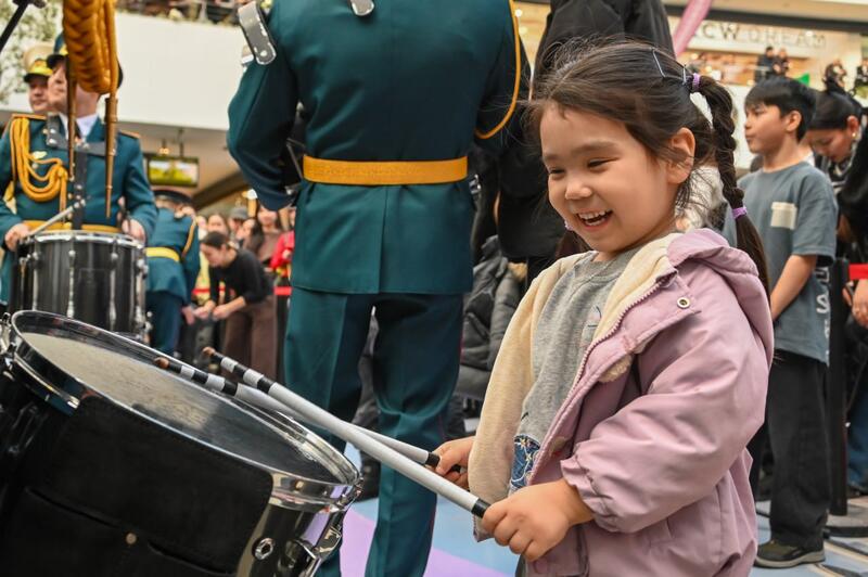 В Астане музыканты Центрального военного оркестра поздравили казахстанцев с праздником Наурыз