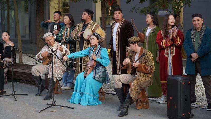 Перфомансы в преддверии Дня города: артисты выступают на улицах и во дворах Алматы