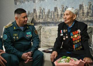 В Астане военнослужащие поздравили ветерана войны Рзагула Байкешева с днем рождения