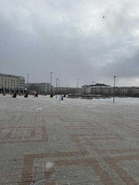 В ночь на 14 декабря Атыраускую область накрыл мощный циклон, сопровождающийся резким ухудшением погодных условий. По данным метеослужб, порывы ветра превышают 25 м/с, наблюдаются метель и образование гололёда, что создаёт опасные условия для передвижения