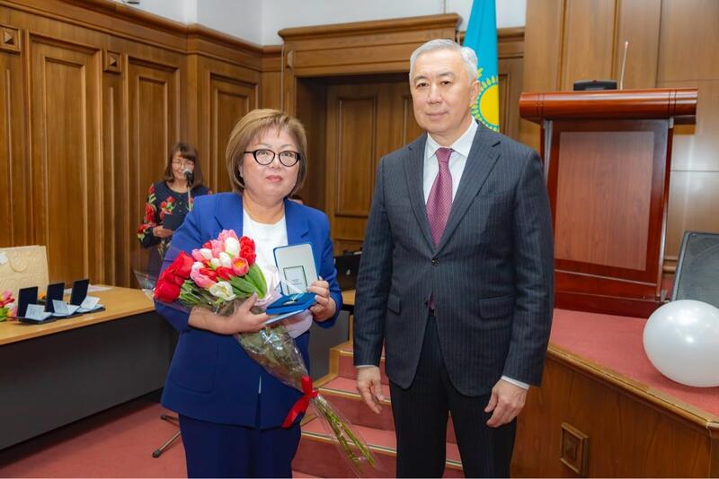 В МНЭ состоялось торжественное собрание, посвященное Международному женскому дню