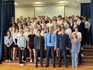 Диалог прокурора и актера со школьниками