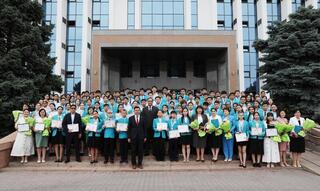 Ербол Карашукеев встретился с одаренными школьниками Жамбылской области