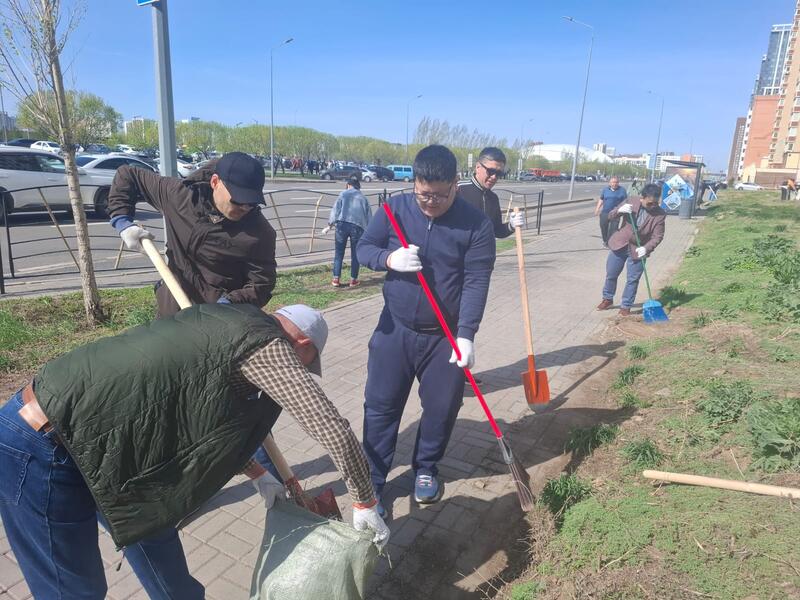 Командой - за чистоту: сотрудники МНЭ провели субботник в Ботаническом саду