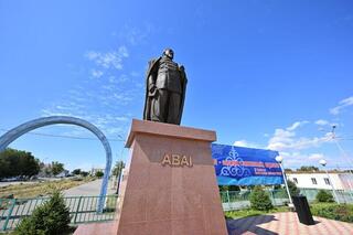 Прошла церемония возложения цветов к памятнику Абая Кунанбаева