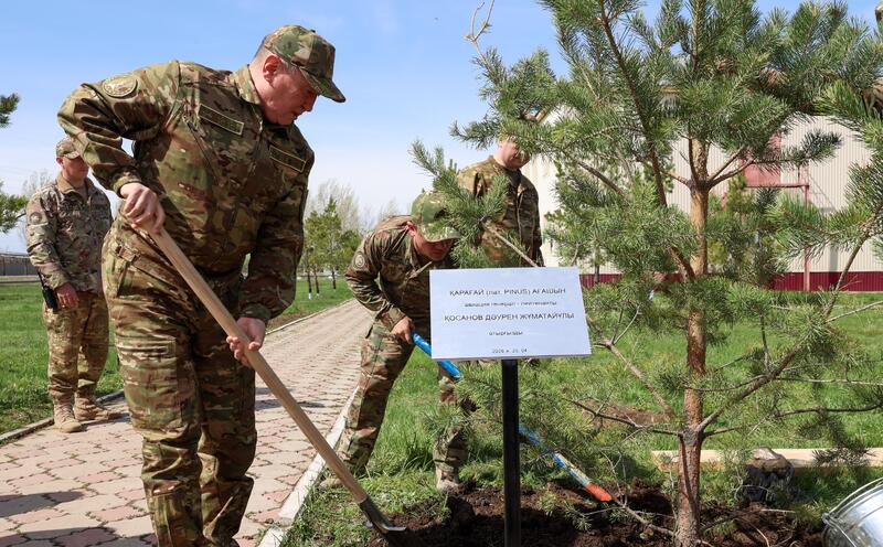 Министр обороны и военнослужащие поддержали экологическую акцию «Таза Қазақстан»