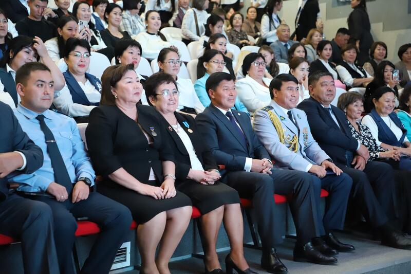 Аким города Ернат Бәзіл поздравил учителей с профессиональным праздником и наградил лучших