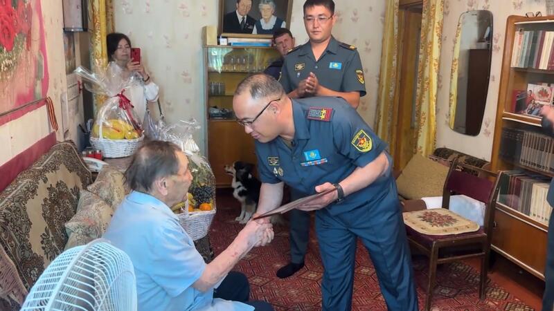 В Таразе ветерана войны Геннадия Иванова поздравили со 100-летним юбилеем