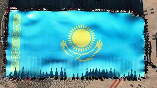 Флаг Казахстана развернули во время флешмоба ко Дню единства в Астане