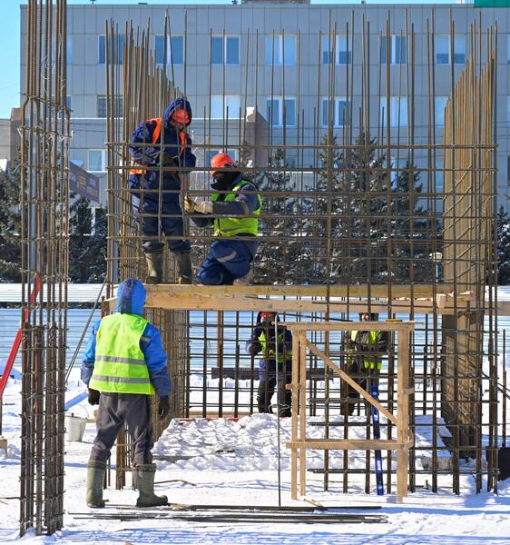 Аким области Асаин Байханов в рамках рабочей поездки посетил ряд инвестиционных объектов региона, ознакомился с ходом строительства гостиницы «Novotel», а также побывал на предприятиях центральной промышленной зоны областного центра