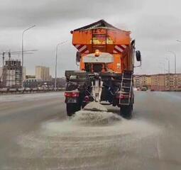 Дороги и тротуары посыпаются пескосоляной смесью в Астане