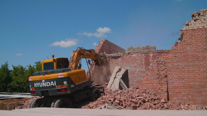 В Астане сносят незаконно построенный жилой комплекс