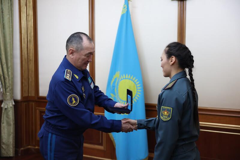 Министр обороны наградил медалью двукратную чемпионку мира по боксу