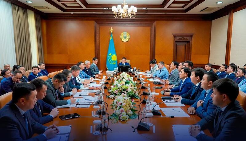 АППАРАТ ОТЫРЫСЫ: ӨЗЕКТІ МӘСЕЛЕЛЕР ҚАРАЛДЫ