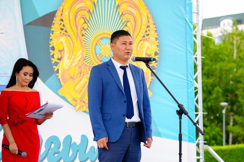 Изображение Флага Казахстана из 3 тысяч кубиков Рубика собрали в Астане