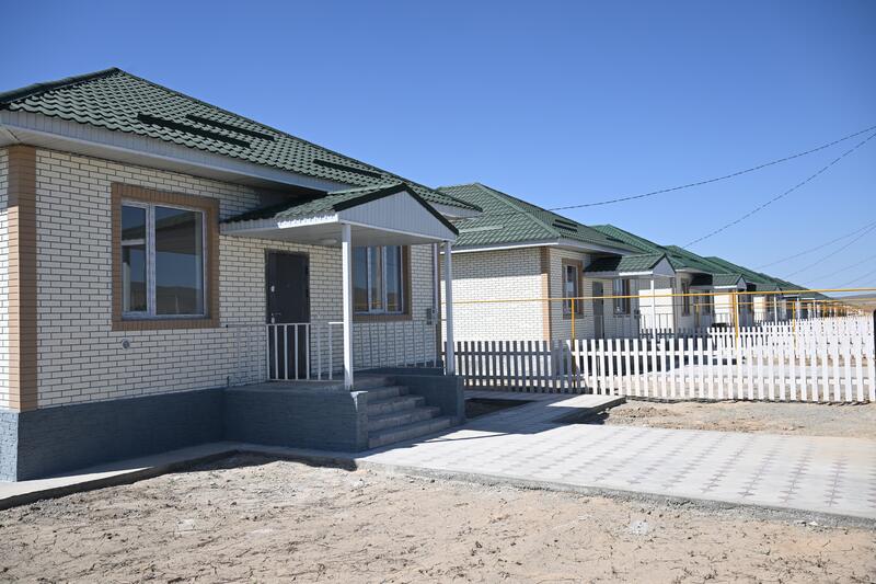 Бейбит Исабаев вручил ключи очередникам от новых домов