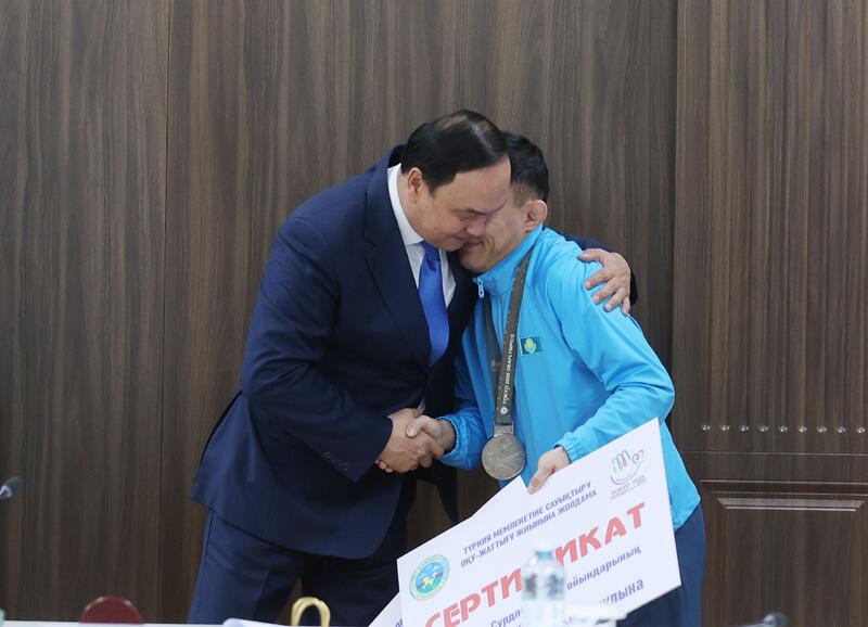 Ербол Карашукеев вручил призёрам XXV летних Сурдлимпийских игр сертификаты на квартиры