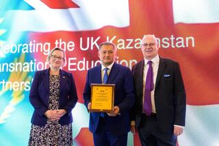 Министру науки и высшего образования РК вручили награду от Британского совета