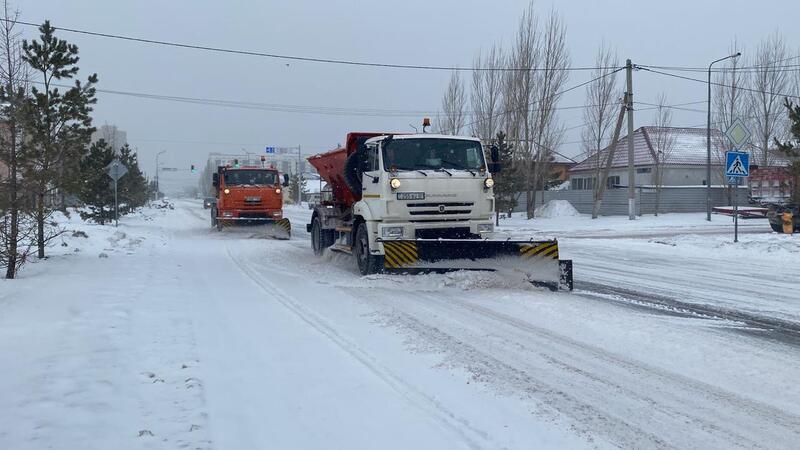 Обильный снегопад в Астане: коммунальные службы работают круглосуточно