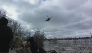 В Актюбинской области летчики Минобороны экстренно спасли людей с крыши затопленного строения