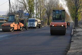 В Ауэзовском районе в рамках децентрализации отремонтировали дороги на 12 улицах в 2023 году