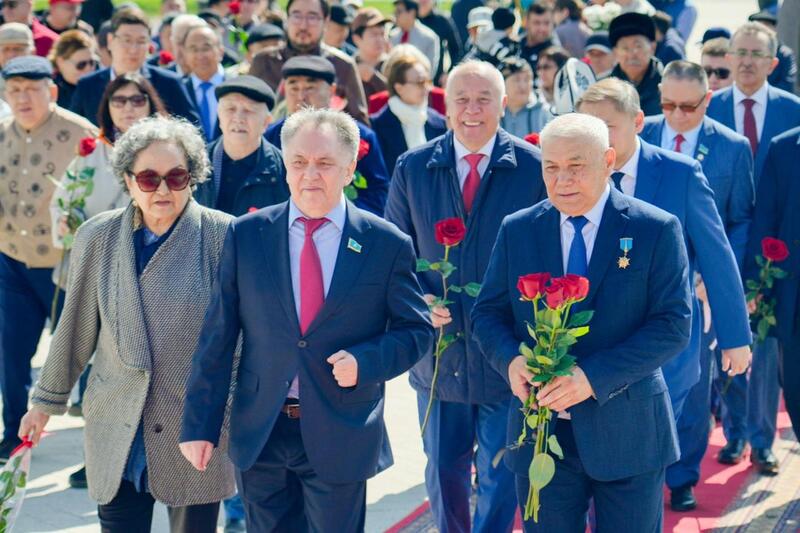 День работников науки: в Астане прошла церемония возложения цветов к памятнику Канышу Сатпаеву