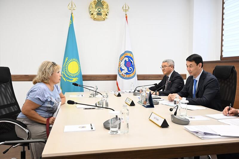 Алматы әкімі Дархан Сатыбалды азаматтарды жеке мәселесі бойынша қабылдады