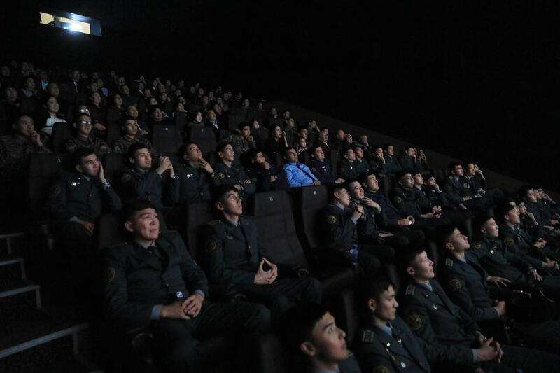 Будущие пилоты и военнослужащие Актобе вместе с акимом области просмотрели фильм «Беркут»