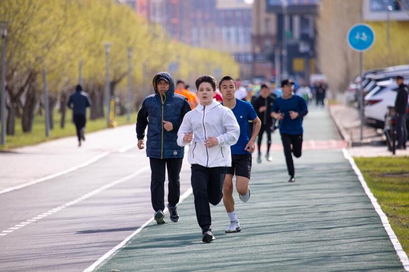 «Таза Қазақстан»: около 1200 человек приняли участие в акции по уборке территории на открытии бегового сезона в Астане