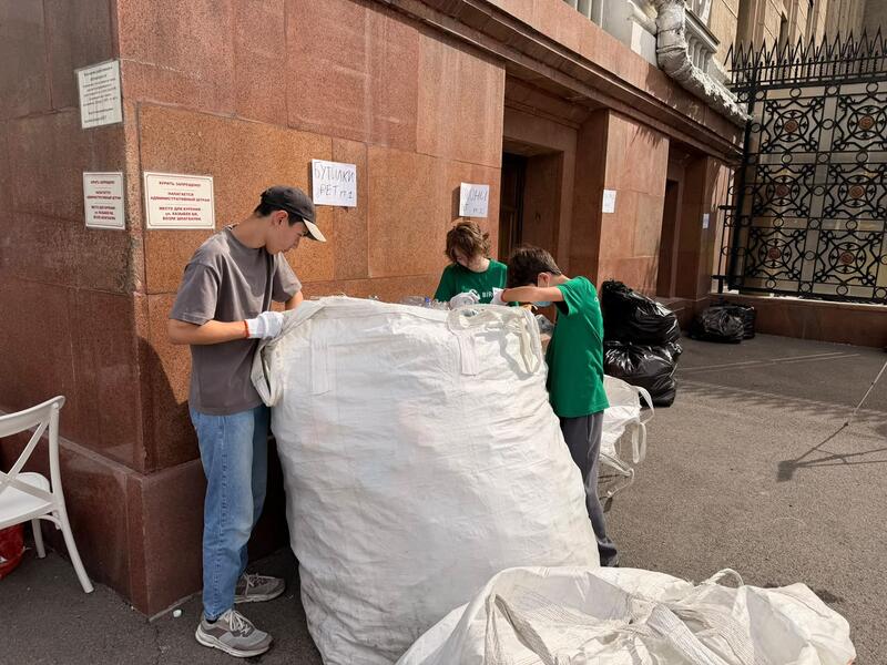 От сортировки до обмена: в Алматы прошла экологическая акция Recycle Бірге