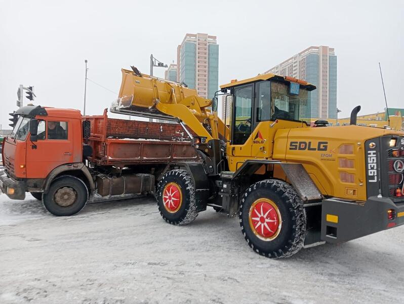 В работе по уборке снега в Астане задействованы тысячи дорожных рабочих