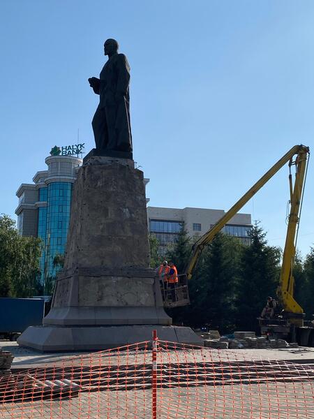 В Усть-Каменогорске обновляют памятник Абаю к 180-летию поэта