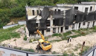 Строящийся таунхаус сносят в предгорье Алматы