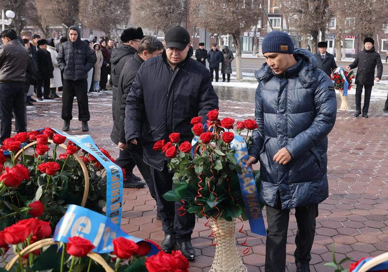 В Таразе состоялась церемония возложения цветов к памятнику Жамбылу Жабаеву