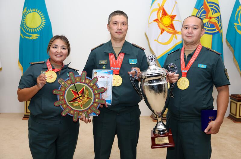 В Астане наградили победителей чемпионата по плаванию среди военнослужащих