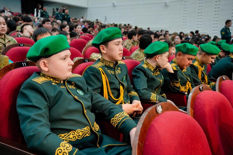 «Защита Родины — дело настоящих мужчин!»: в Астане проводили в армию очередную группу молодых людей