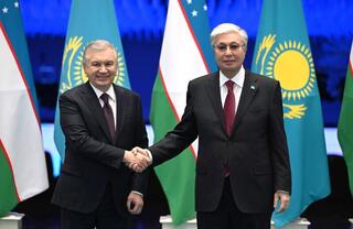 Қасым-Жомарт Тоқаев пен Шавкат Мирзиёев бейресми кездесу өткізді.