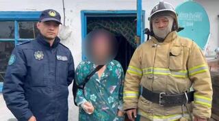 Участковый спас пожилую женщину, запертую в доме в области Абай