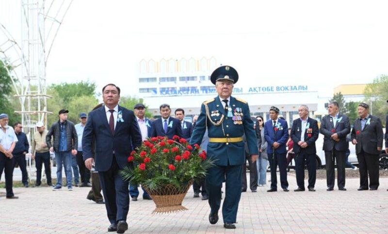 В Актобе состоялся торжественный митинг и возложение цветов к памятнику первого казахского генерал-лейтенанта Жансена Кереева