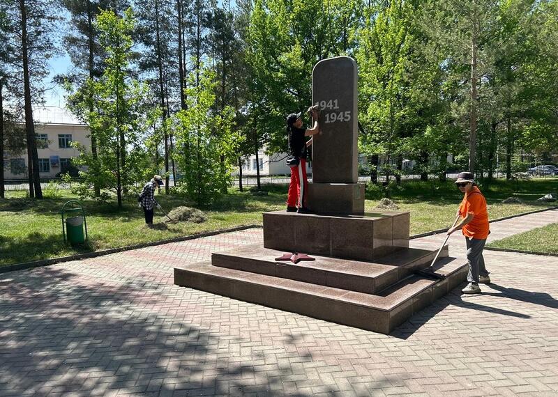 «Таза Қазақстан»: в Жетісу очистили территорию вокруг памятников, посвященных участникам Великой Отечественной войны